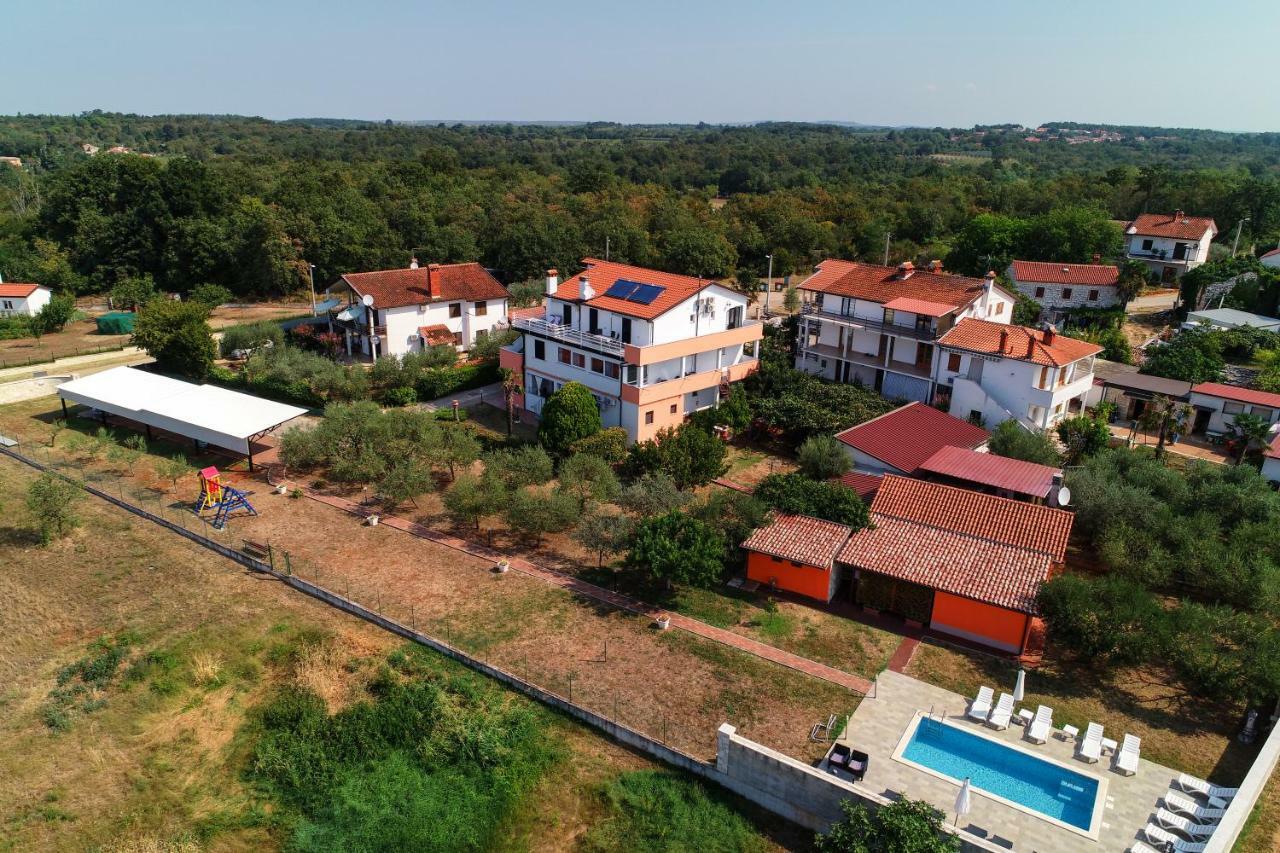 Apartments Villa Adamovic ウマグ エクステリア 写真
